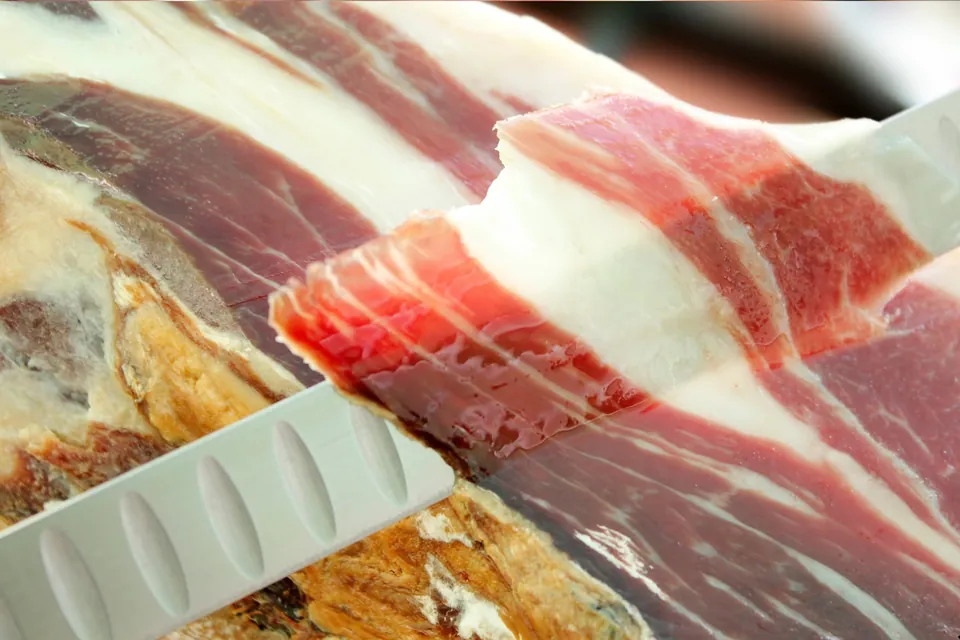 Corte a cuchillo de una loncha de jamón ibérico