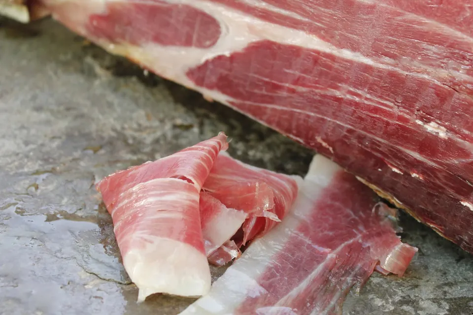 Jamón ibérico empezado y lonchas cortadas a cuchillo